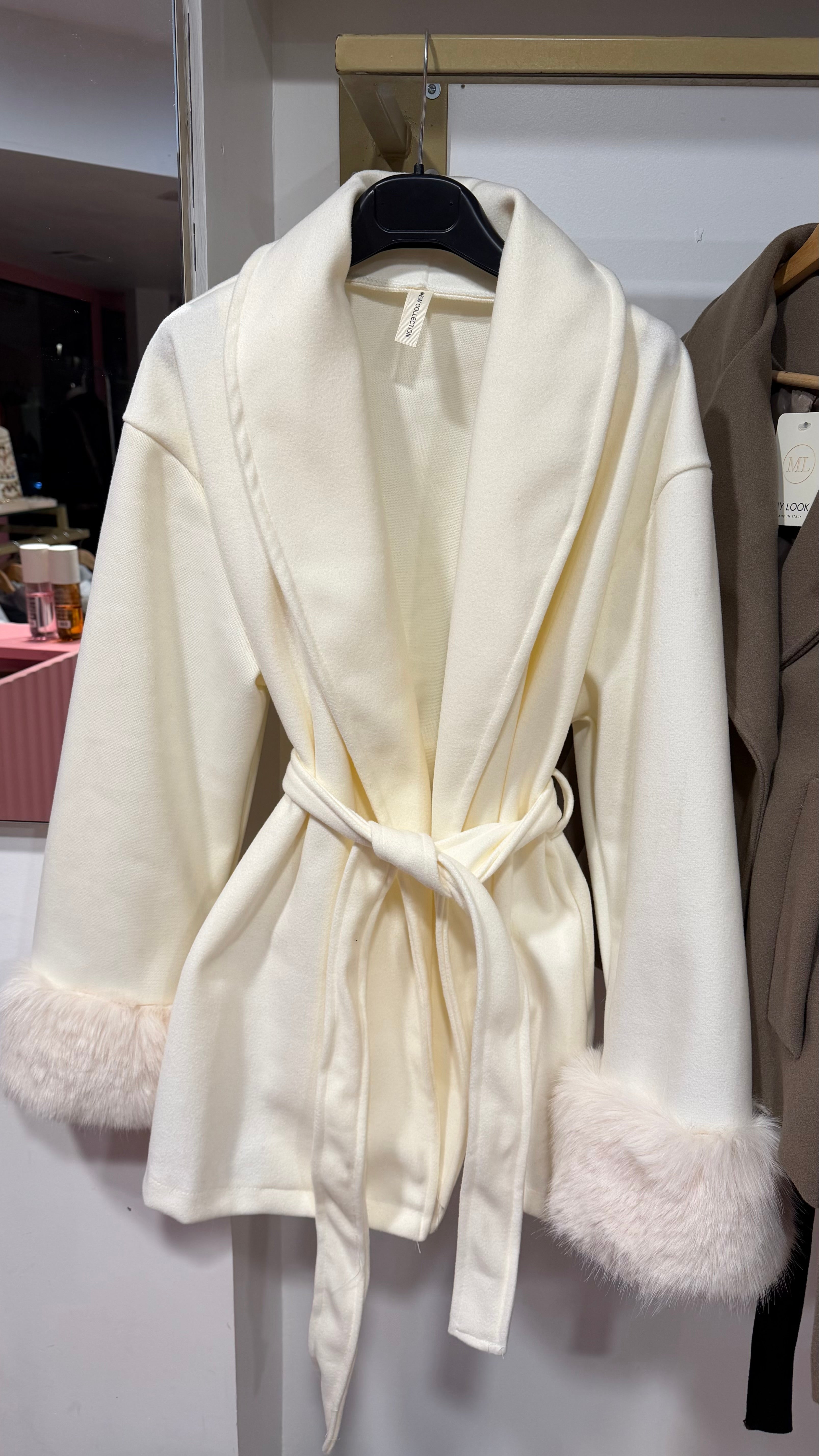 Manteau Nouama à ceinture et fourrure aux manches