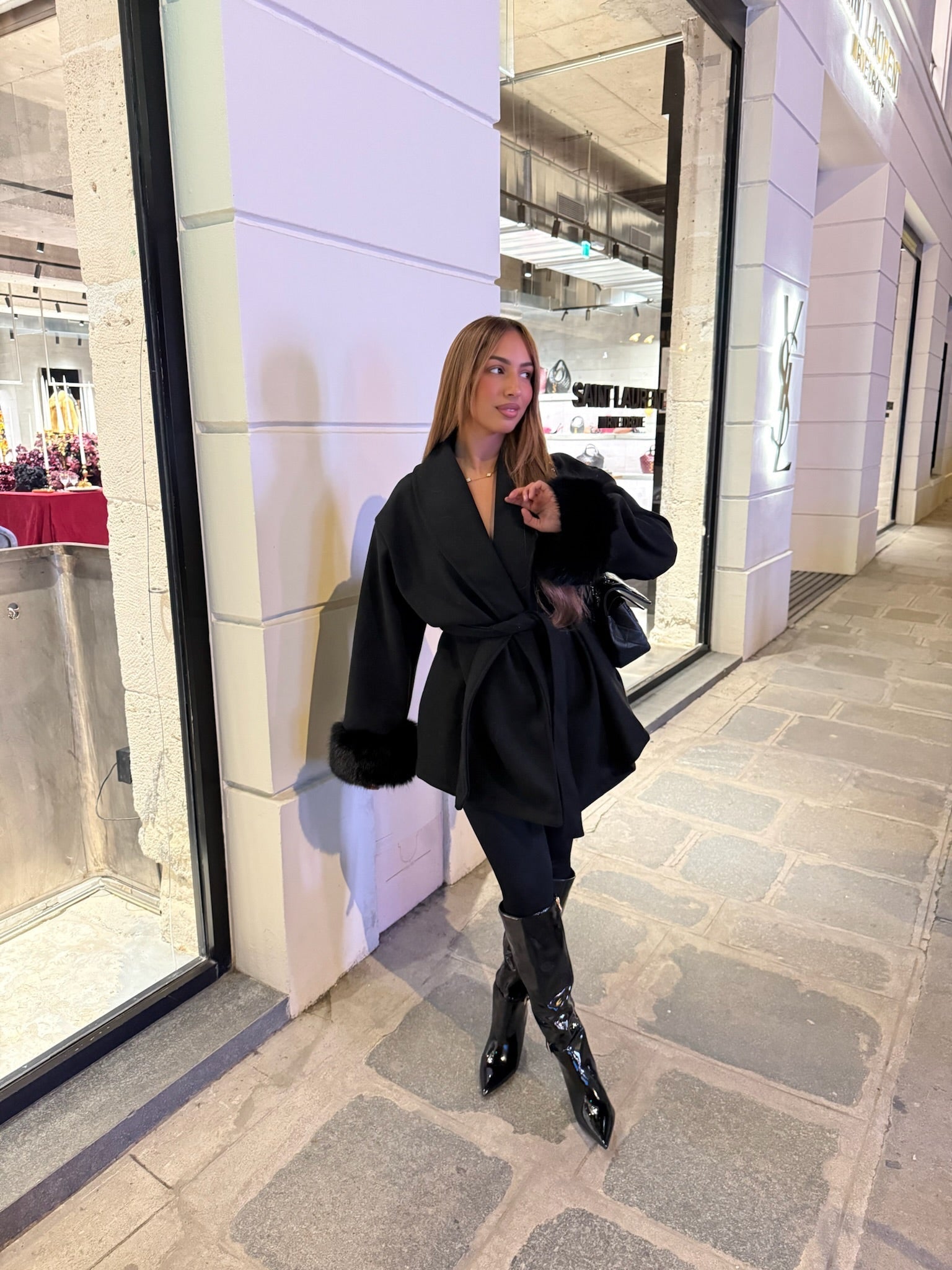 Manteau Nouama à ceinture et fourrure aux manches