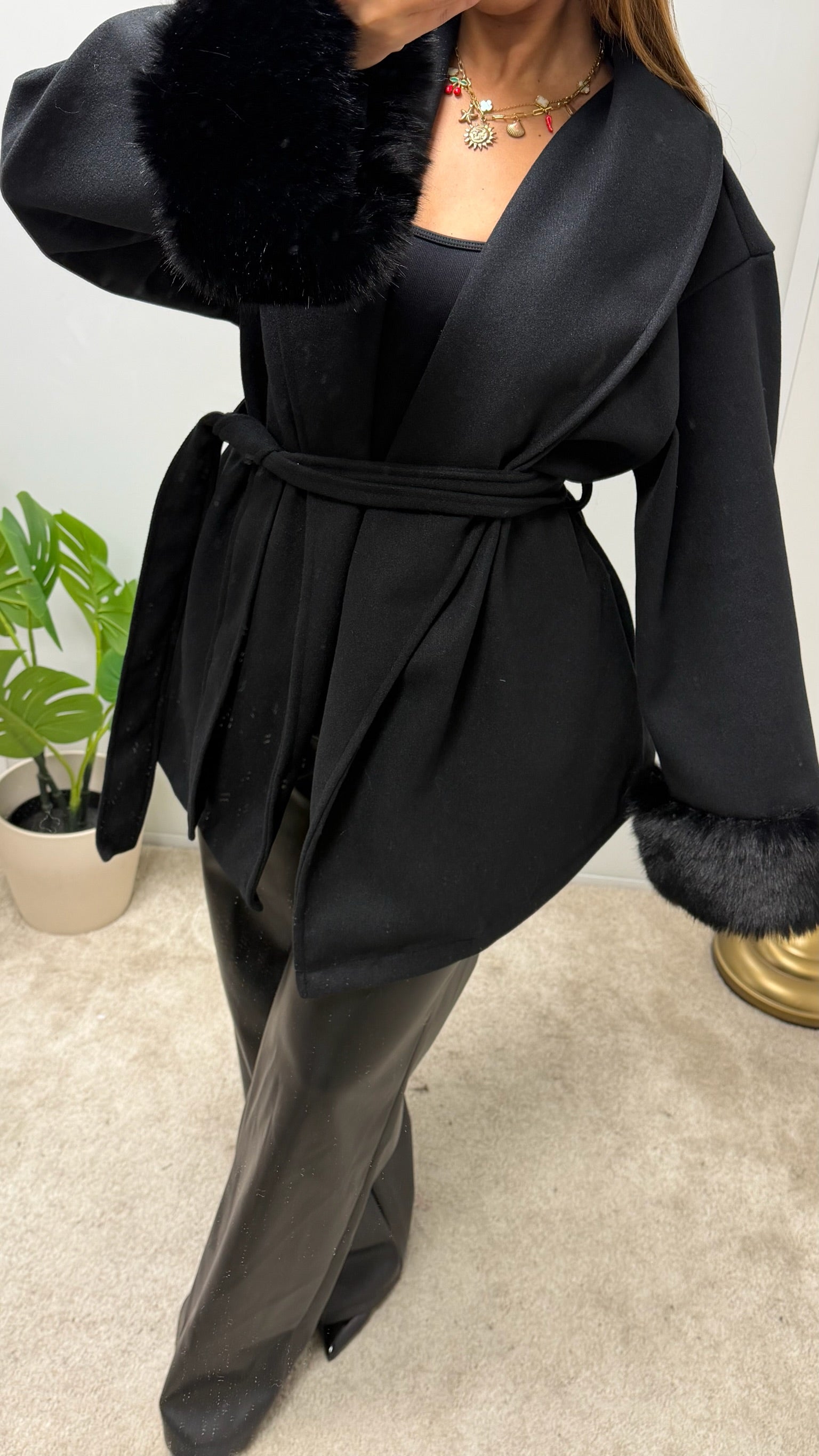 Manteau Nouama à ceinture et fourrure aux manches