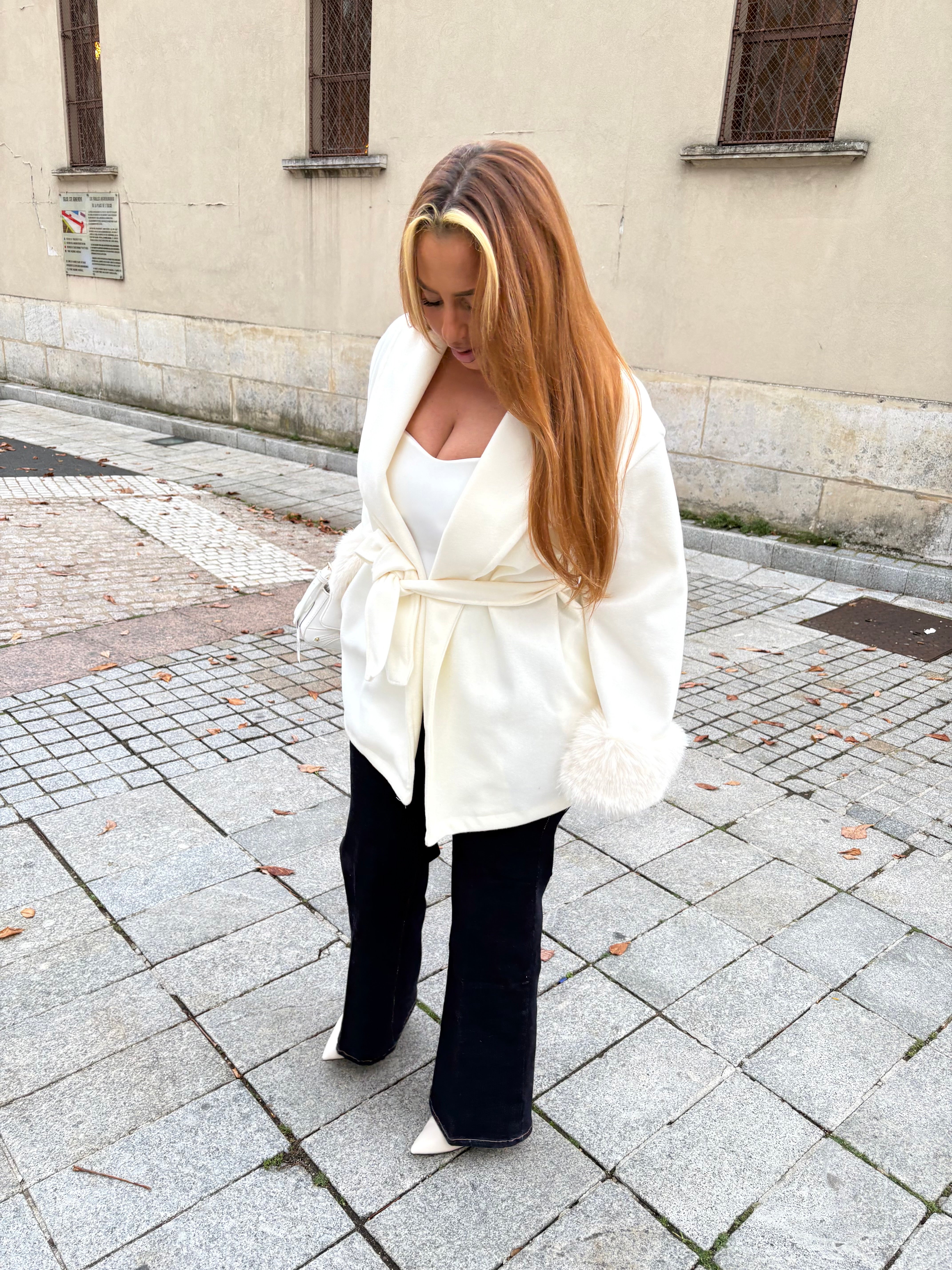 Manteau Nouama à ceinture et fourrure aux manches