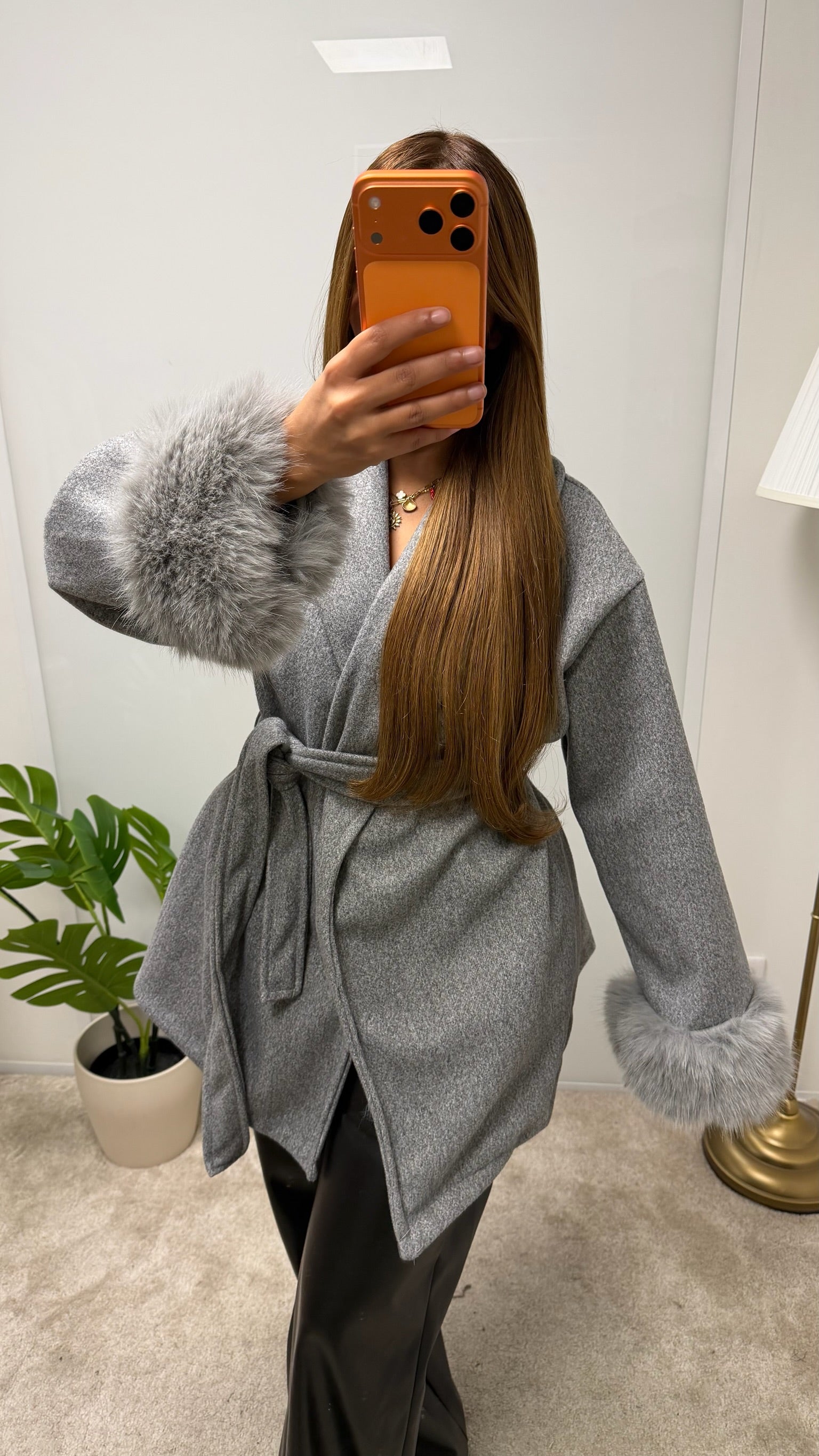 Manteau Nouama à ceinture et fourrure aux manches